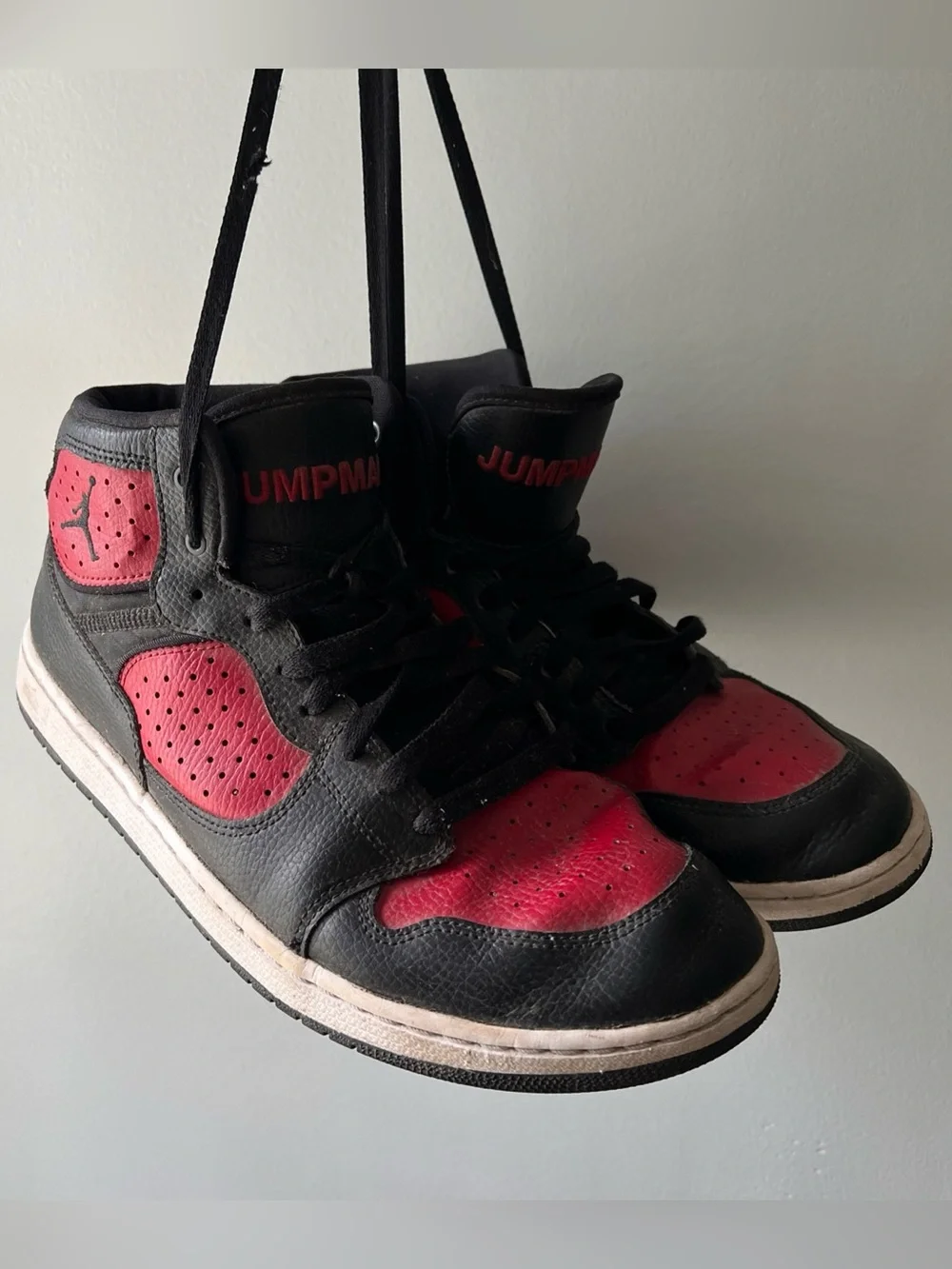 JUMPMAN JORDAN Athletic Shoes Black/Red Preowned Men’s Size 10.5